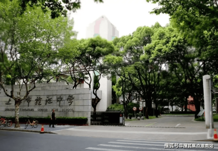 楼盘百科→首页网站→楼盘测评→中心百科→首页网站24小时热线尊龙凯时app平台翎翠滨江售楼处电话→翎翠滨江售楼中心电话→(图5)